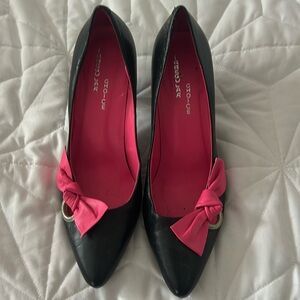 Irregular Chouce Black leather pumps 
Pink leather bow